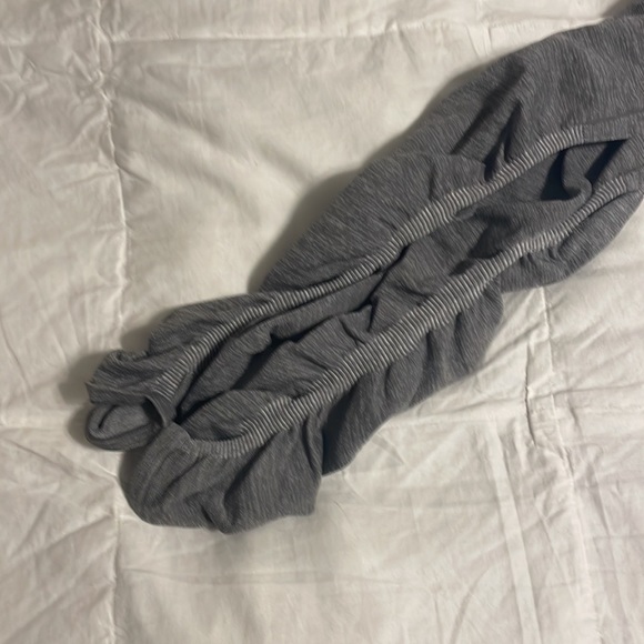 Fabletics - High Waisted Gray Seamless Leggings with ruched bottoms - XS - Picture 4 of 7